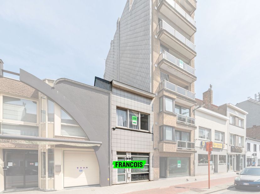 Ben je op zoek naar een eigendom met potentieel in het bruisende hart van Oostende?  Deze te renoveren handelswoning op een toplocatie biedt de perfec