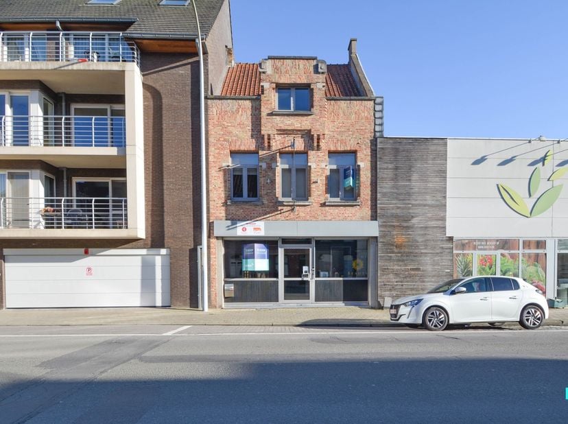 Dit handelspand (wellness op heden) met woonst en privé-parking geniet van een uiterst commerciële ligging langs de Meensesteenweg te Roeselare. De be