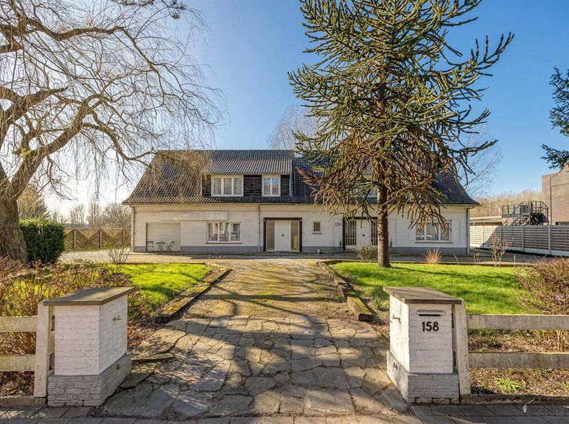 Cette agréable villa indépendante est située sur un terrain spacieux de 3552 m² et est équipée d&#039;une piscine extérieure chauffée, d&#039;une douche extérie
