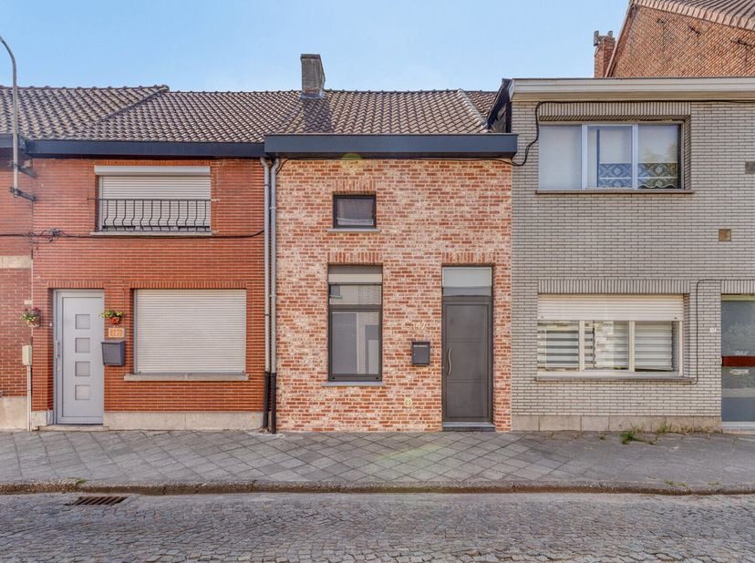 Ben je op zoek naar een compacte instapklare woning op een toplocatie? Dan is deze charmante woning in het centrum van Lokeren precies wat je zoekt! D