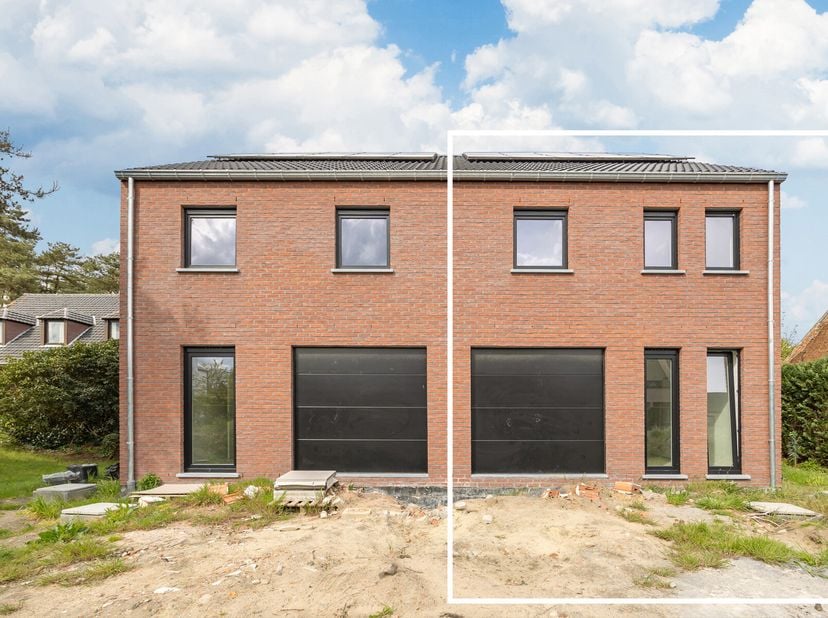 Deze halfopen nieuwbouwwoning is gelegen vlakbij het centrum Booischot, vlakbij openbaar vervoer, scholen, supermarkten en andere handelszaken.&lt;br /&gt;