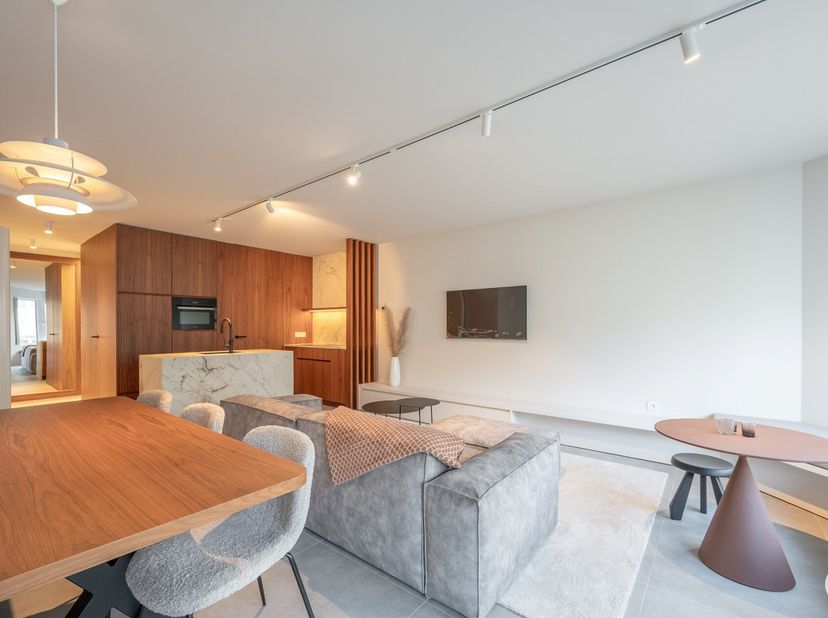 Bel appartement rénové avec vue latérale sur la mer, situé à proximité de la Place du Triangle et de la digue à Knokke.&lt;br /&gt;
Disposition:&lt;br /&gt;
Hall