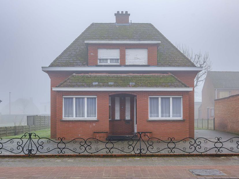 TE RENOVEREN WOONHUIS &lt;br /&gt;
 &lt;br /&gt;
Bestaande uit:   &lt;br /&gt;
- gelijkvloers: zitplaats, eetplaats, niet-ingerichte keuken, bergplaats, wc;  &lt;br /&gt;
- v
