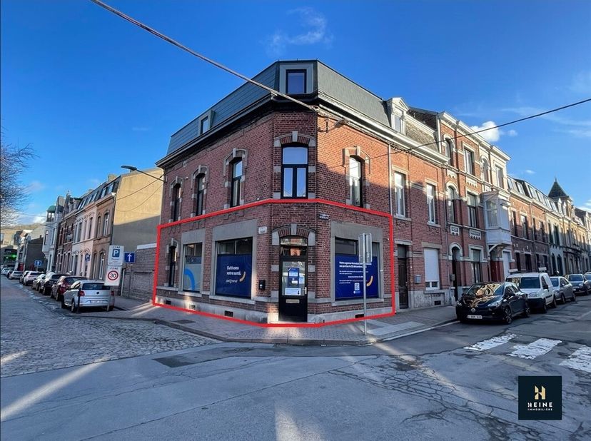 En plein centre ville, derrière la Place des Tilleuls, à proximité de toutes les commodités, belle surface commerciale de 65m². Bénéficiant d&#039;une bell
