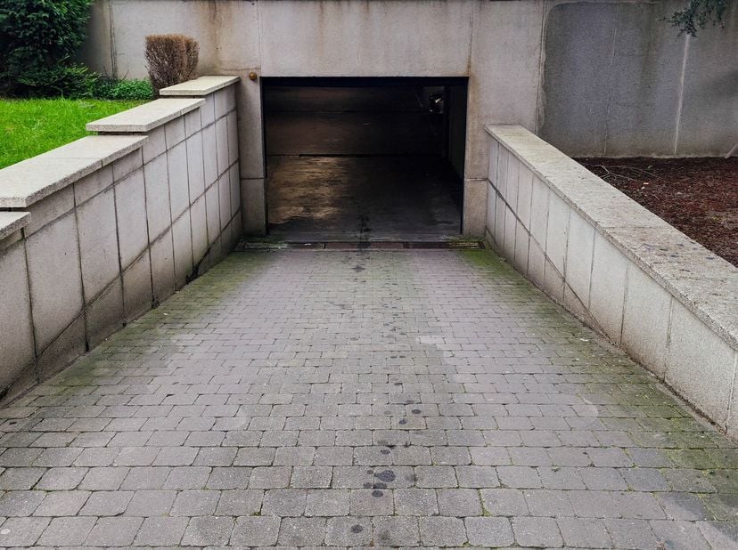 Dans une petite copropriété, TRIOR Jette vous propose ce garage box fermé permettant d&#039;accueillir un grand véhicule et vélos/motos/rangement. Plus de