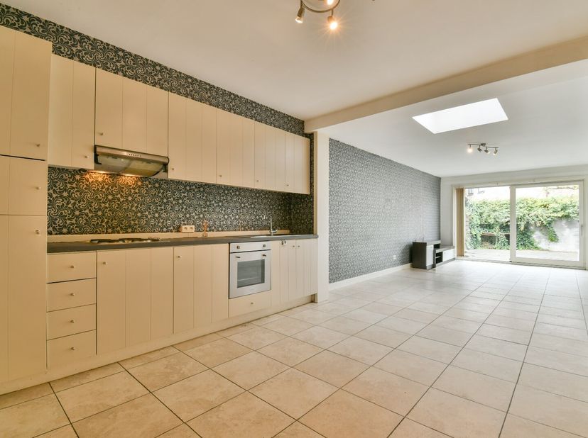 Welkom in de Rumbeeksesteenweg 81, een gezellige rijwoning gelegen op wandelafstand van de grote markt. In het hart van Roeselare wonen zorgt ervoor d