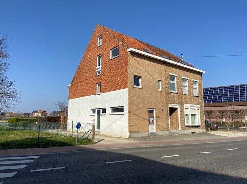 Polyvalente bedrijfsruimte van 50 m²,  ideaal voor vrij beroep (momenteel ingericht als fotostudio). Deze uitstekend gelegen gelijkvloers omvat; inkom
