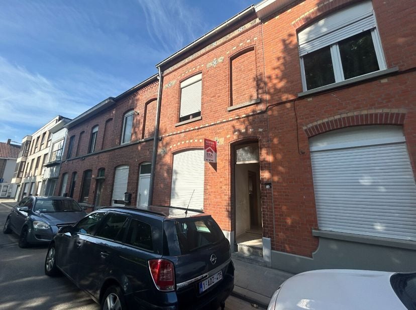 Instapklare woning met 3 slaapkamers en ruime tuin.Indeling als volgt: Inkomhal, apart toilet, living, open keuken, berging1ste verdiep: badkamer en 1