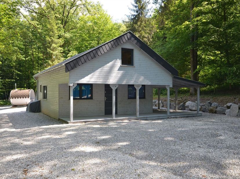 Charmant chalet situé dans le domaine de la Forestière (zone de loisir), idéale pour une résidence secondaire. Ce chalet, construit en 2022, offre un