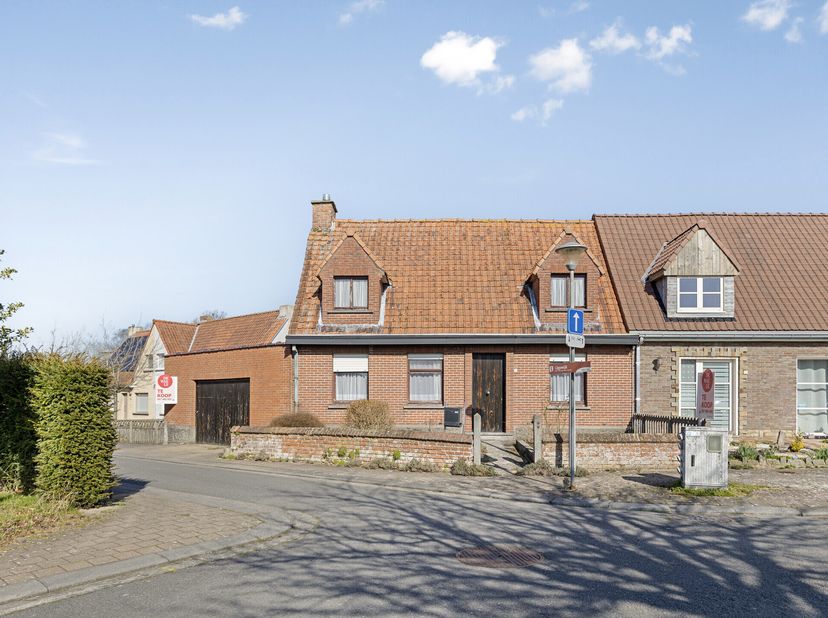 Maison à rénover à vendre à Ligywijk 27, près du centre d&#039;Ypres. Cette maison à vendre est située sur un terrain de 352 m² et dispose d&#039;un agréable ja