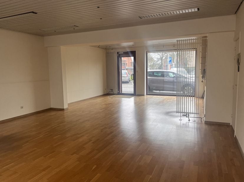 Op zoek naar een instapklaar kantoor op een toplocatie? Dit lichtrijke kantoor van 69 m², gelegen aan de Herestraat 7 in Leuven, biedt een aangename e