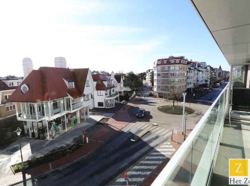 Een lichtrijk en gezellig appartement met twee slaapkamers, gelegen in het centrum van het Zoute. Indeling: inkomhal met apart gastentoilet en vestiai