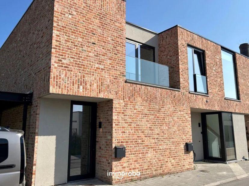 Deze prachtige woning is gelegen in een rustige buurt en dus de ideale leefomgeving voor gezinnen en koppels.&lt;br /&gt;
De woning is voorzien van ZONNEPAN