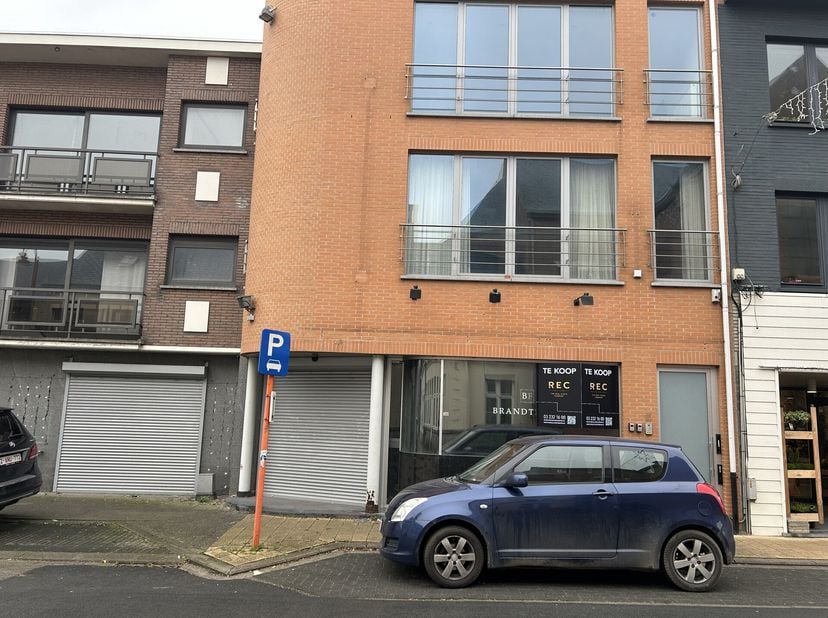 Handelspand te koop centrum Lint.&lt;br /&gt;
Het gelijkvloers is ca 365m2 groot en volledig ingericht voor traiteurszaak.&lt;br /&gt;
De mogelijkheid bestaat om