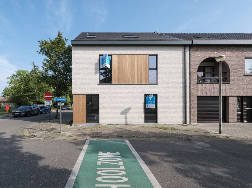 Stand van zaken werf: dit nieuwbouwappartement zal begin juli volledig afgewerkt zijn.&lt;br /&gt;
Dit knap nieuwbouwappartement is gelegen op de eerste en