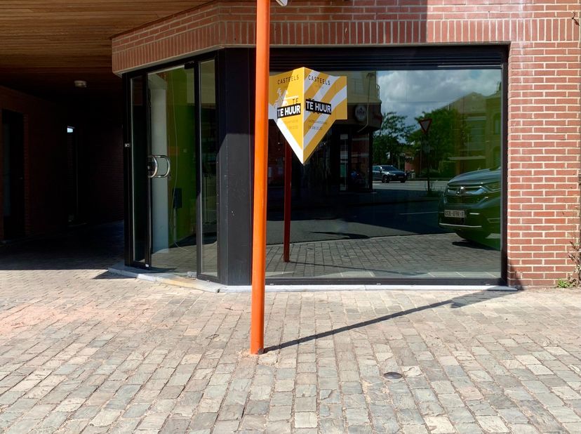 Dit goed gelegen handelspand van 38m² bevindt zich in het hart van Merelbeke, aan de Kerkstraat. Met uitstekende zichtbaarheid en een constante stroom