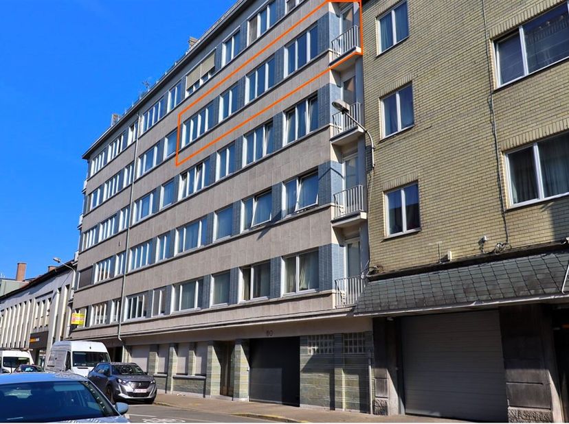 Uitnodigend appartement op enkele stappen van het centrum van de stad.  Recent nieuw ingericht waarbij kwalitatieve materialen de hoofdtoon zetten.  G