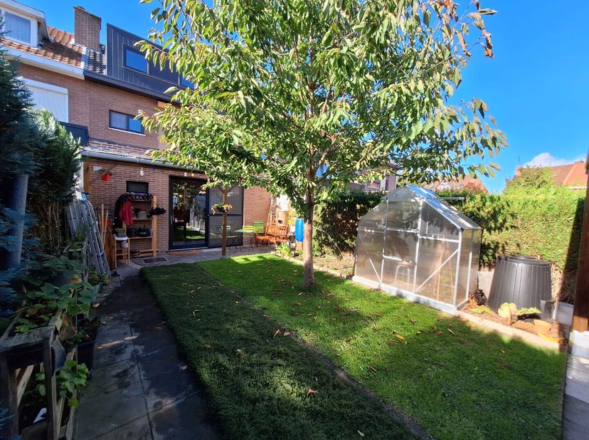 Gerenoveerde woning met twee slaapkamers.&lt;br /&gt;
Indeling : inkom- &amp; trappenhall, woonkamer, eetplaats, open keuken met ruim keukenmeubel (dubbele afwa