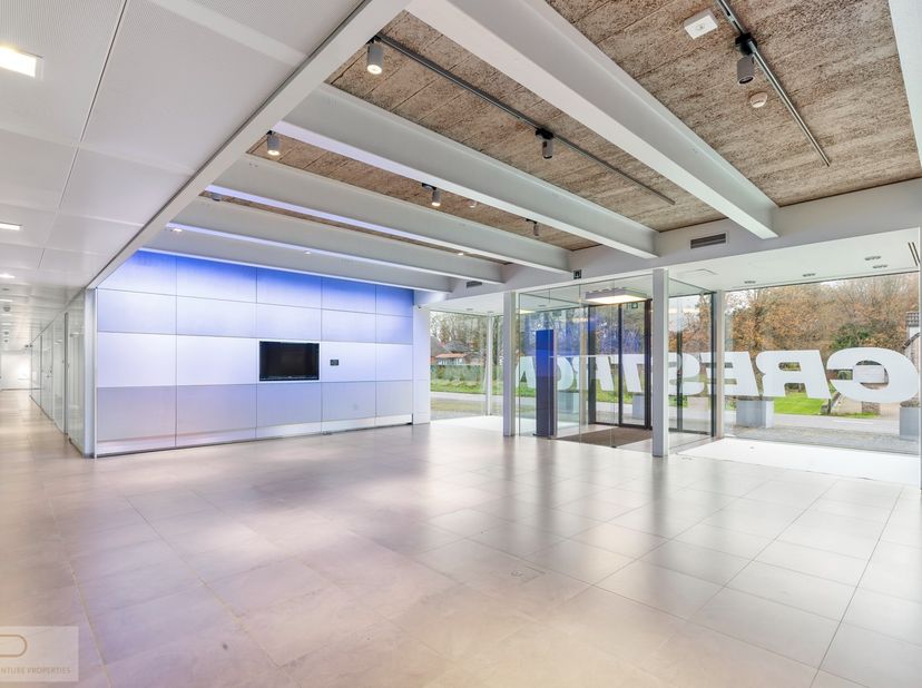 Ce site comprend 2 grands immeubles de bureaux (Rijmenamseweg 2 et Rijmenamseweg 4) avec des possibilités d’entrepôt et de loisirs ainsi qu’une grande
