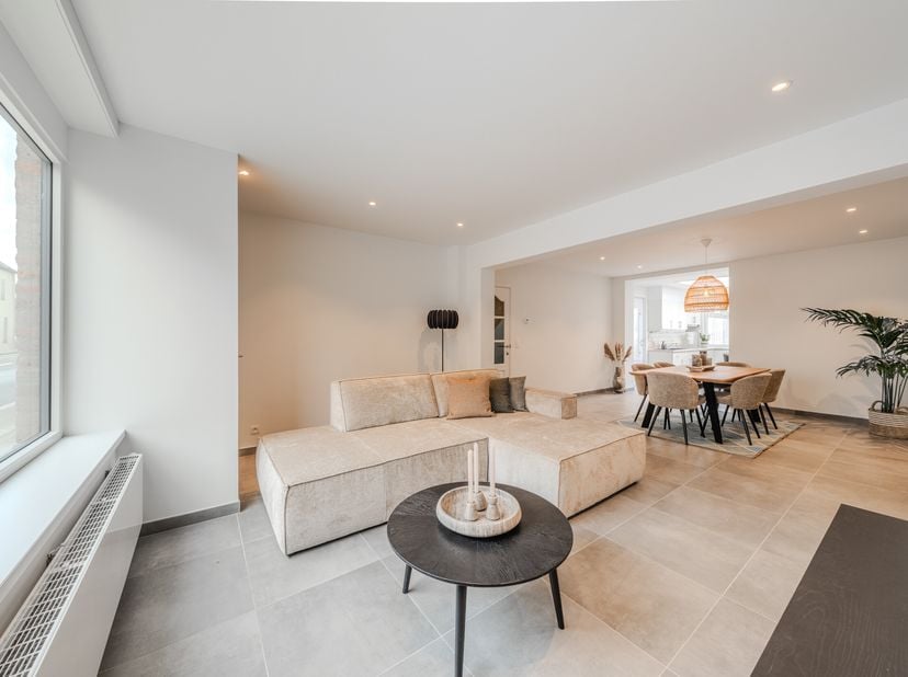 Magnifiek gerenoveerde woning met ruim terras. Deze instapklare woning werd recentelijk gerenoveerd met kwalitatieve materialen. Het huis is ideaal ge