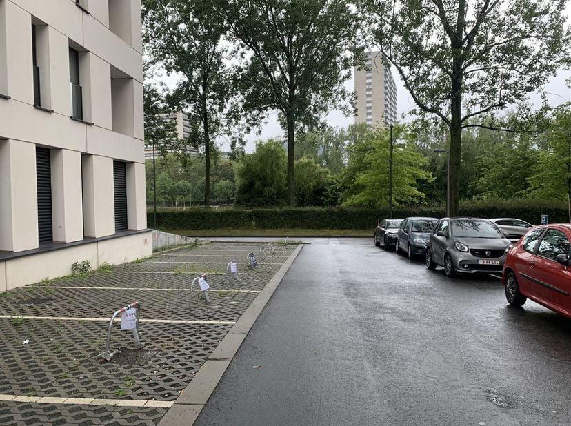 ANDERLECHT, à proximité du parc Astrid, avec accès aisé vers les grands axes et les transports (métro Veeweyde) EMPLACEMENT DE PARKING extérieur. Char