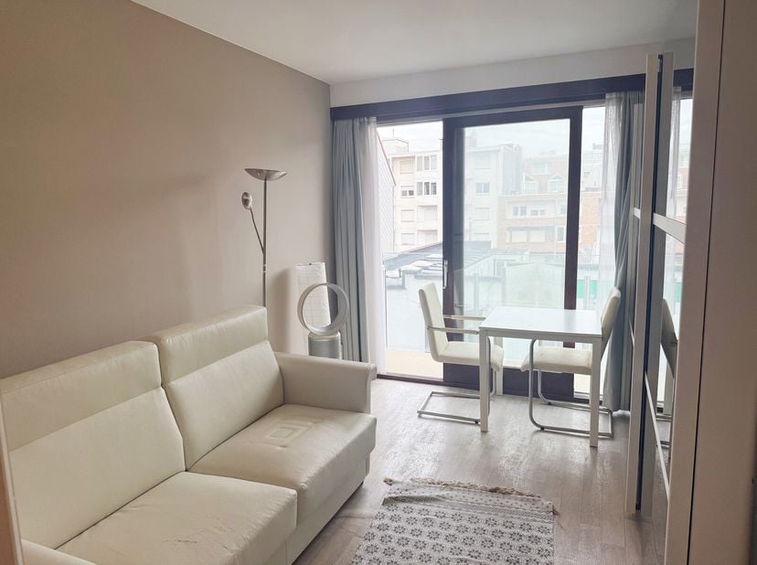 Résidence WESTEND PALACE C1 : dans le centre, au 3ième étage à l&#039;avant de la résidence, petit studio meublé (18m²), comprenant: un hall d&#039;entrée avec