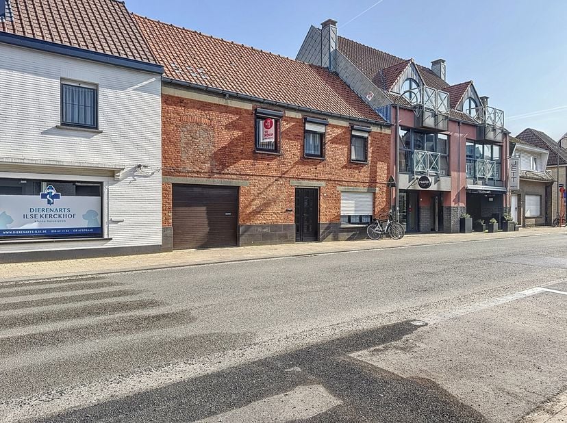 Cette maison à rénover est située dans la Dorpsstraat à Westkapelle, à Knokke-Heist. La maison offre une opportunité unique pour ceux qui recherchent