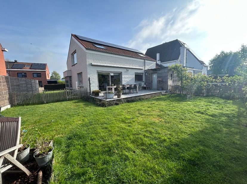Maison jumelée clé en main avec 4 chambres à coucher, garage et jardin orienté sudDans un quartier résidentiel calme et accueillant pour les enfants,