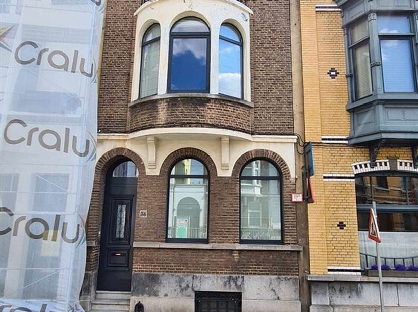 Maison unifamiliale de caractère avec 4 chambres spacieuses. Cette propriété est située près du centre de Hoboken, à proximité de divers magasins, des