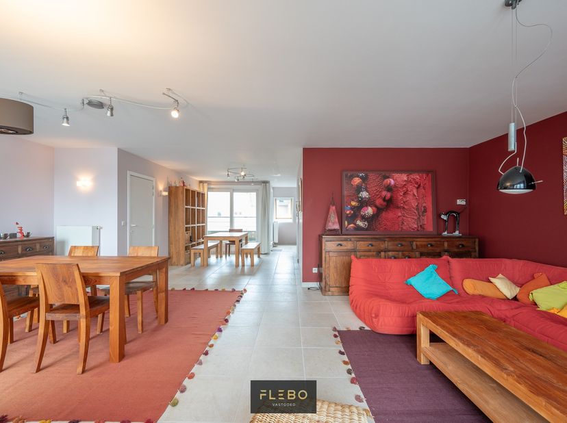 Op deze centrale locatie in het centrum van Wenduine, treft U dit magnifiek duplexappartement met maar liefst 155m² aan bewoonbare oppervlakte en twee