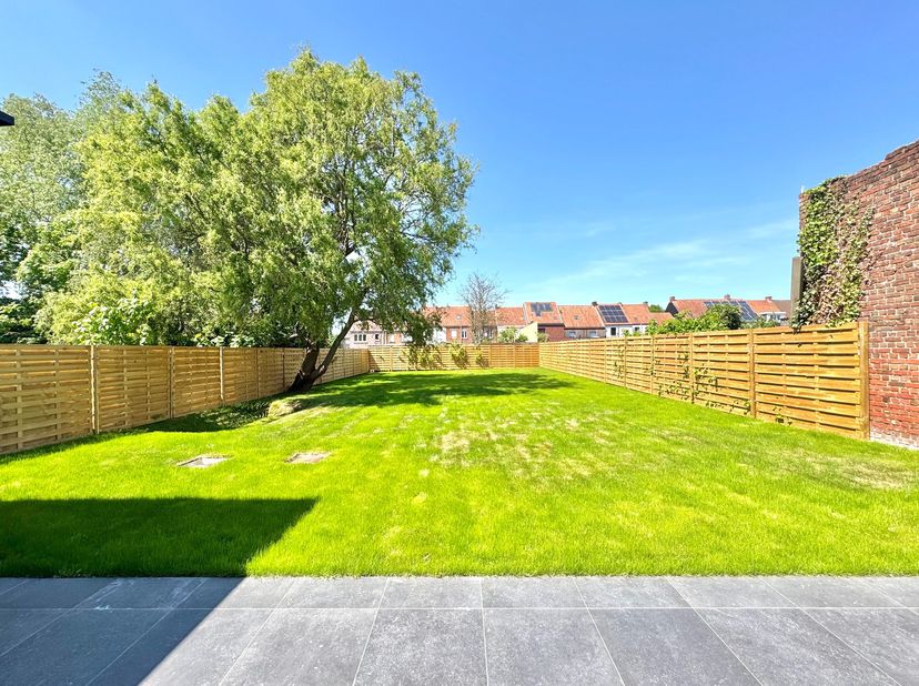 Ver(nieuw)bouwde halfopen woning met aangebouwde garage op een mooi perceel van 581m², gelegen in een rustige residentiële buurt; Verkoop onder regist