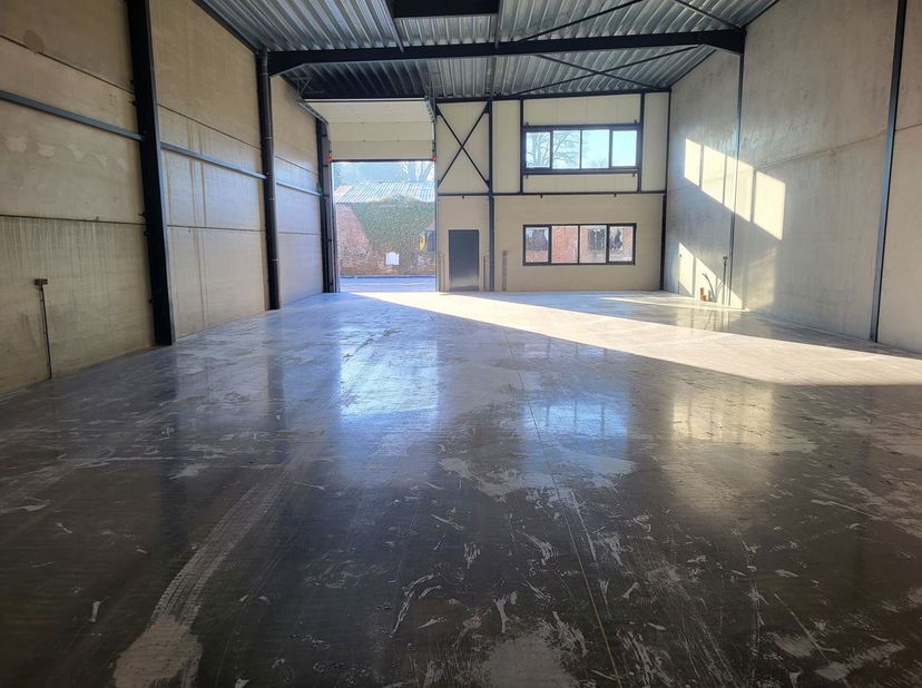 TE HUUR:&lt;br /&gt;
KMO-Unit in project De Berken van 300m² gelegen op een AAA-locatie langsheen de Houthalenseweg. Deze unit bestaat uit een hal van 300m²
