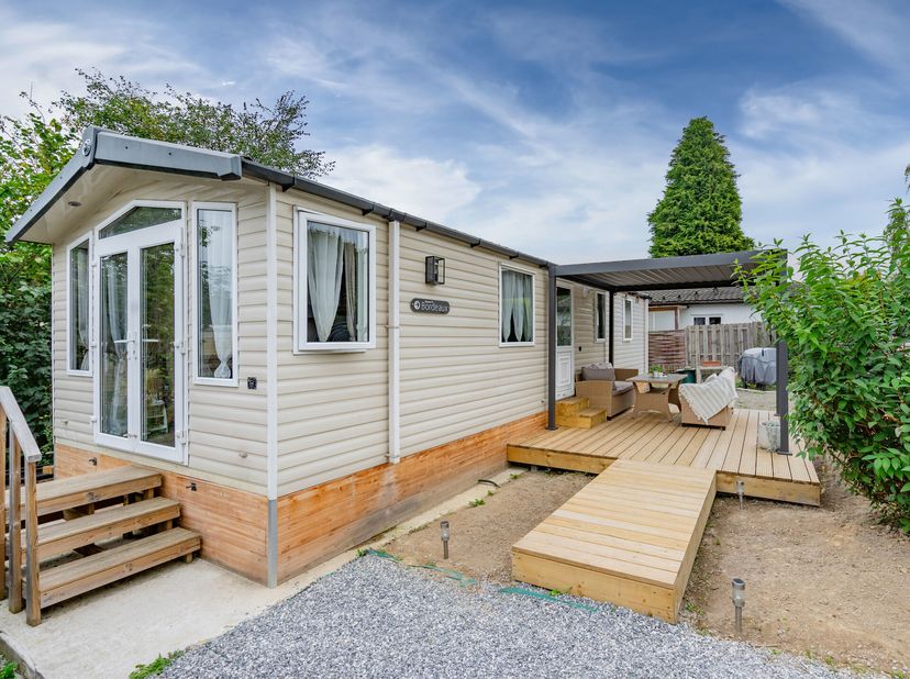 Superbe chalet pratiquement neuf et vendu meublé, niché dans le charmant parc de la Gayolle, situé sur les hauteurs d&#039;Yvoir, dans un cadre calme, à qu