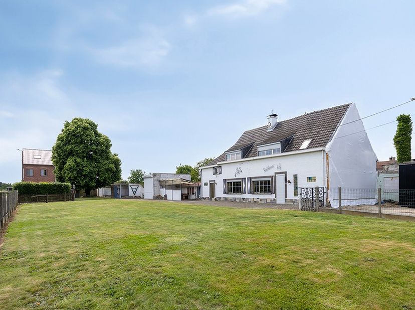 Vous êtes à la recherche d&#039;une occasion unique de créer la maison de vos rêves dans un endroit charmant ? Cette ferme ou ce projet de terrain à rénove