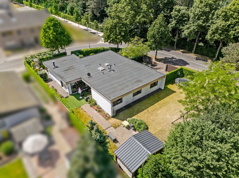 Leuke laagbouw met inkomhal met ingemaakte vestiaire, leefruimte met grote ramen op parket en open haard, ruime kantoorruimte met ingemaakte kasten en