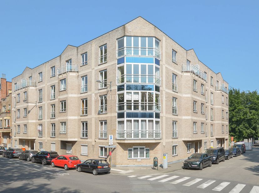 Maxime Real Estate vous présente un appartement 2 chambres avec une belle terrasse.&lt;br /&gt;
Situé à proximité de le place Meiser/Reyers, commerces (Delh