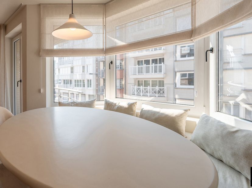 Magnifique appartement avec 2 chambres à coucher et 2 salles de bains, situé au coeur du Zoute, à 50 mètres de la plage, dans un quartier animé avec d