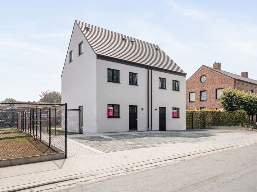 Deze woningen zijn gelegen op een steenworp van het centrum van Staden en beschikken over eigen privatieve parkeerplaatsen.&lt;br /&gt;
De woningen zijn lic