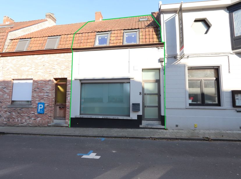 Deze gesloten bebouwing bestaat op het gelijkvloers uit een ruime woonkamer, volledig ingerichte keuken, berging en afzonderlijk toilet. Op de eerste