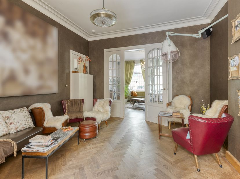 Ontdek deze prachtig gerenoveerde woning met tuin, idyllisch gelegen nabij de Coupure in Brugge. Dit unieke pand combineert de charme van een historis