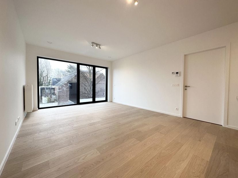 SCHAERBEEK, idéalement situé dans le quartier MEISER et à proximité de l&#039;OTAN, APPARTEMENT QUASI-NEUF (2Ch/1Sdb) de ± 90 m² avec TERRASSE, PARKING et