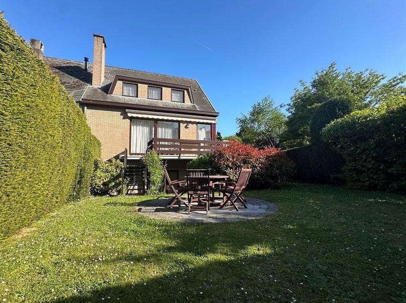 A la frontière avec Watermael-Boitsfort dans un bel écrin de verdure au calme  découvrez cette très belle maison 3 façades +/- 285 m² construite sur u