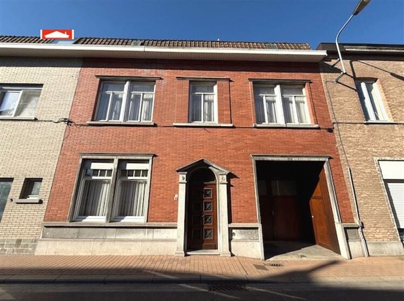 Ruime burgerwoning met inkom, voorplaats, ruime living, ingerichte keuken, kelder, 4 slaapkamers, ingerichte badkamer, zolder, terras, grote stadstuin