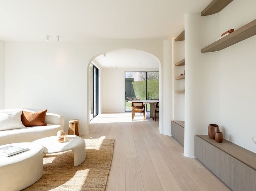 Cette belle maison individuelle rénovée avec allée, située dans un quartier calme de Knokke, offre tout ce dont vous avez besoin pour vivre confortabl