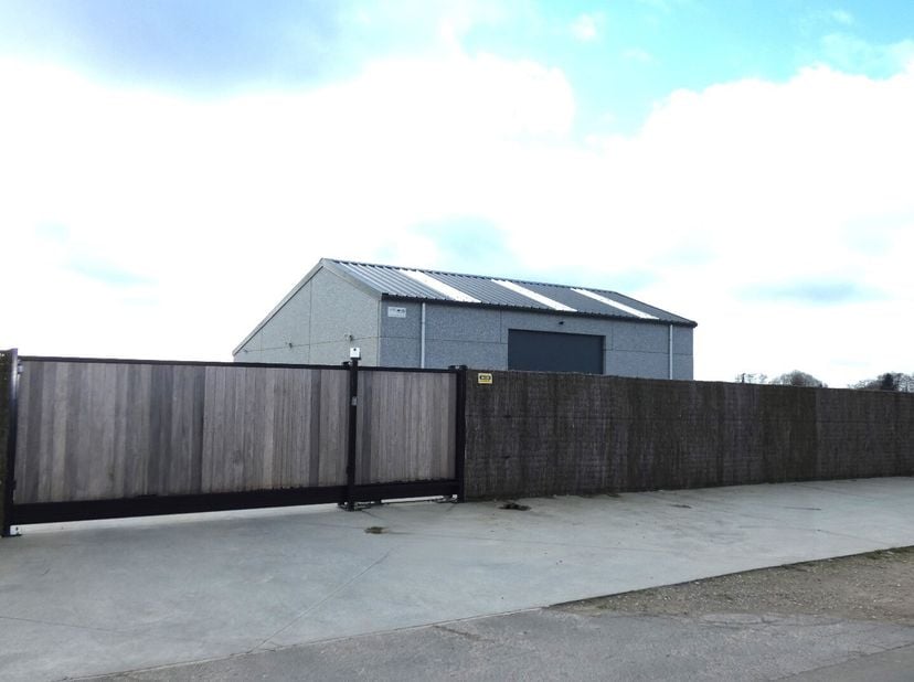 Loods voor opslag, met een totale oppervlakte van 202 m².&lt;br /&gt;
De loods is vlot toegankelijk en heeft twee sectionaal poorten (elektrisch),  ze is op