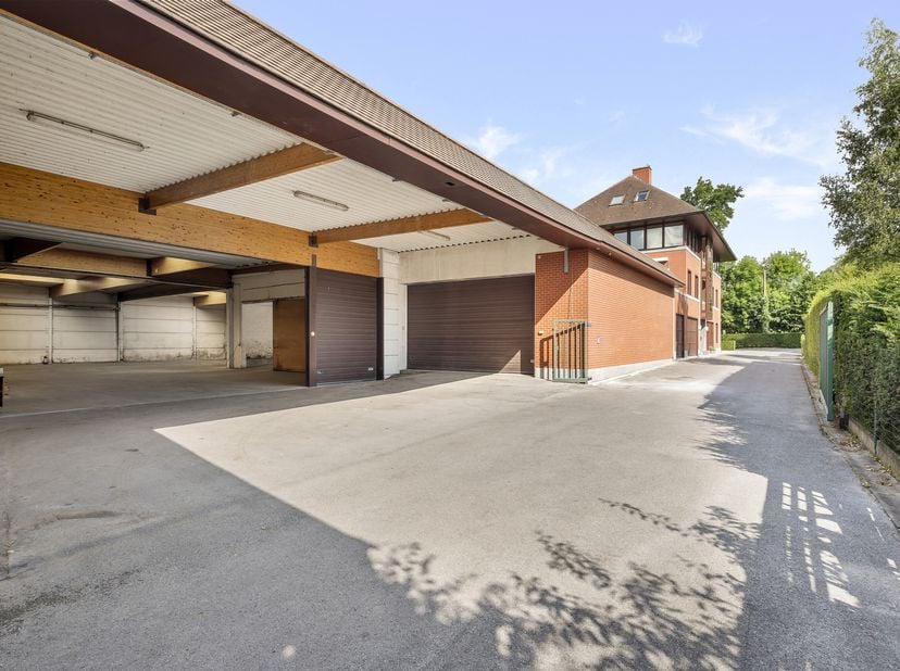 Bedrijfsgebouw van ca. 1.600 m² op een totale grondoppervlakte van ca. 3.140m² te koop in Anzegem. &lt;br /&gt;
Indeling:&lt;br /&gt;
- Magazijn van ca. 600m²&lt;br