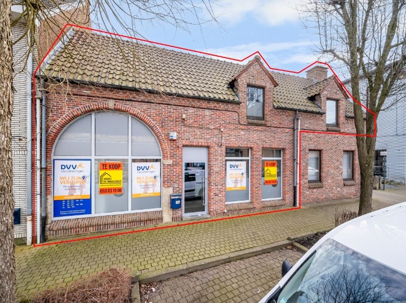 Dit prachtig handelspand is gelegen in het centrum van Haaltert met al zijn voorzieningen.&lt;br /&gt;
&lt;br /&gt;
Het pand omvat : een commerciële ruimte op het
