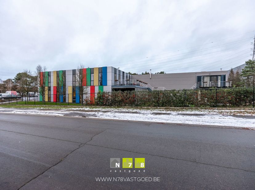 BEDRIJFSHAL VAN 480M² + KANTOOR VAN 105M² TE GENK.&lt;br /&gt;
TROEVEN&lt;br /&gt;
- Gelegen aan het industrieterrein in Genk.&lt;br /&gt;
- Alarm en camerabewaking.&lt;br