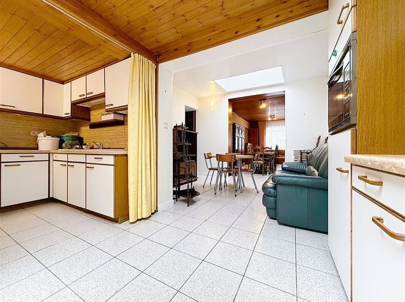 Maison à rafraîchir avec jardin et 4 chambres.&lt;br /&gt;
Cette habitation nécessite quelques travaux de rafraîchissement, mais offre de belles possibilité