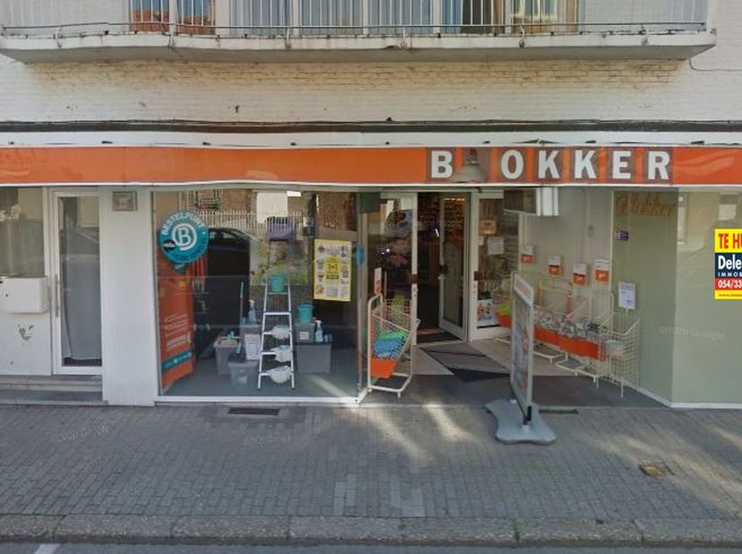 Erg ruim commercieel gelijkvloers te huur, gelegen in het centrum van Landen in de Stationsstraat. &lt;br /&gt;
Dit pand heeft een gelijkvloerse opp. van ca